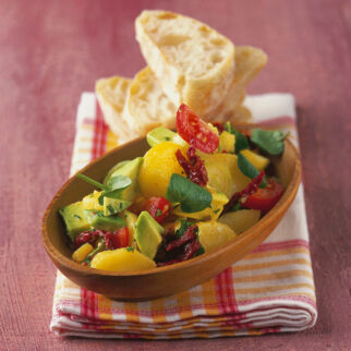 Kartoffelsalat mit Avocado und getrockneten Tomaten Kartoffelsalat mit Avocado und getrockneten Tomaten