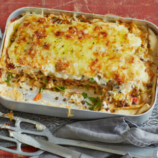 Wirsing-Tomaten-Lasagne mit Beluga-Linsen Wirsing-Tomaten-Lasagne mit Beluga-Linsen