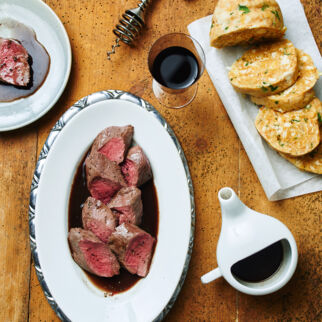 Hirschrücken mit Serviettenknödel Hirschrücken mit Serviettenknödel