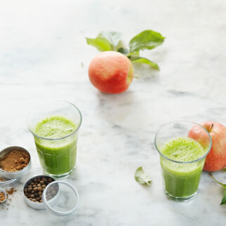 Grünkohl-Apfel-Smoothie mit Piment und Orange Grünkohl-Apfel-Smoothie mit Piment und Orange