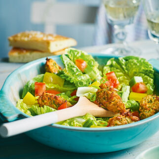 Sommersalat mit Zucchini-Nuggets Sommersalat mit Zucchini-Nuggets