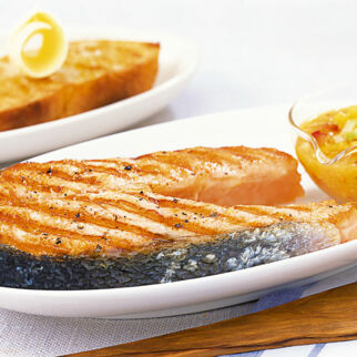 Grillfisch mit Mango-Gurken-Salsa Grillfisch mit Mango-Gurken-Salsa