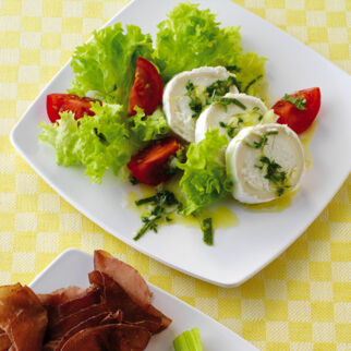 Ziegenkäse mit Kräutersauce Ziegenkäse mit Kräutersauce