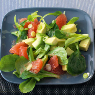 Avocadosalat mit rosa Grapefruit Avocadosalat mit rosa Grapefruit