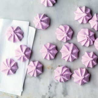 Aquafaba-Baiser mit Beeren Aquafaba-Baiser mit Beeren