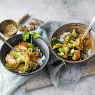 Brokkoli-Kurkuma-Masala mit Halloumi Brokkoli-Kurkuma-Masala mit Halloumi