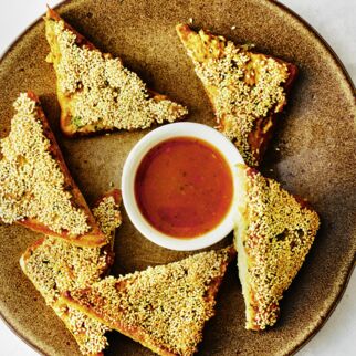 Toast mit Sesam und Hackfleisch Toast mit Sesam und Hackfleisch