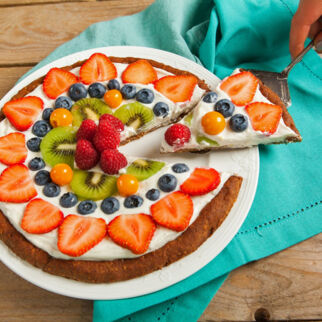 Obstpizza mit Erdbeeren, Heidelbeeren und Kiwi Obstpizza