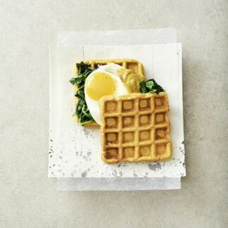 Süßkartoffelwaffeln mit Spinat und Ei Süßkartoffelwaffeln mit Spinat und Ei