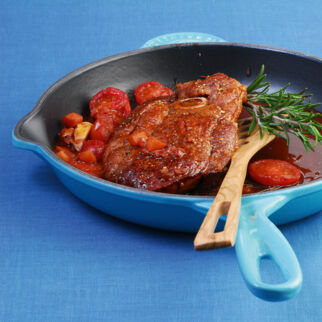 Lamm-Ossobuco mit Kirschtomaten und Rosmarin Lamm-Ossobuco mit Kirschtomaten und Rosmarin