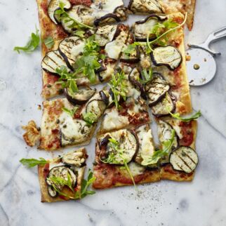 Pizza mit gegrillter Aubergine und Kapern Pizza mit gegrillter Aubergine und Kapern