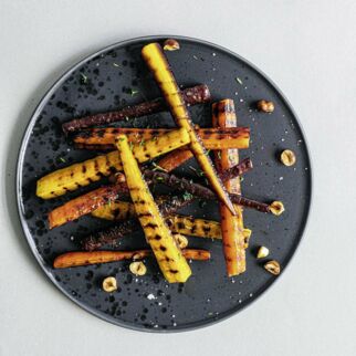 Karamellisierte Möhren mit gerösteten Haselnüssen Karamellisierte Möhren mit gerösteten Haselnüssen