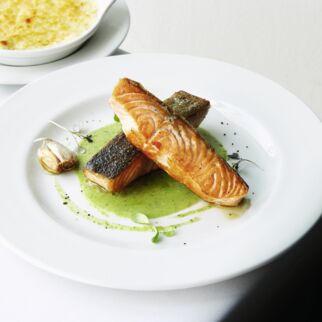 Lachssteak mit Martini-Spinat-Sauce Lachssteak mit Martini-Spinat-Sauce