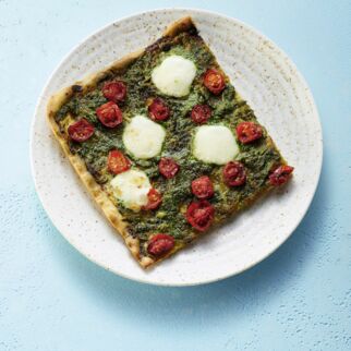 Pizza mit Pesto und Tomaten Pizza mit Pesto und Tomaten