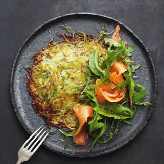 Spargel-Kartoffel-Roesti mit Raeucherlachs Limetten Honig Dressing und Rucola Spargel-Kartoffel-Roesti