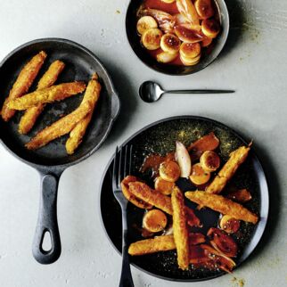 Sauerkraut-Pommes mit Currywurst-Confit Sauerkraut-Pommes mit Currywurst-Confit