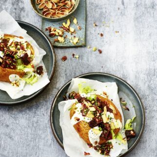 Kumpir mit Rote-Bete-Salat und Pistazien Kumpir mit Rote-Bete-Salat und Pistazien