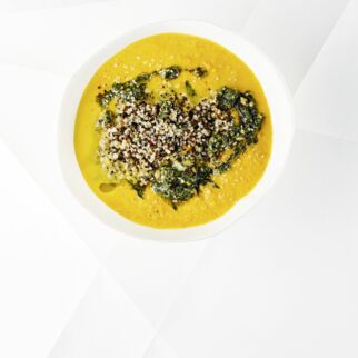 MöhrenSuppe mit Möhrengrün-Pesto MöhrenSuppe mit Möhrengrün-Pesto