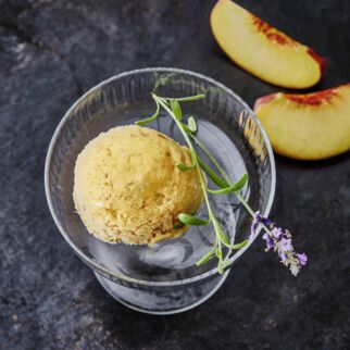 Pfirsich-Lavendel-Sorbet mit weißer Schokolade Pfirsich-Lavendel-Sorbet mit weißer Schokolade