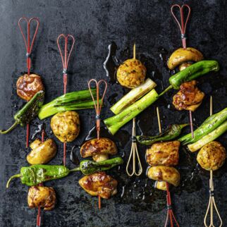 Zweierlei
Yakitori-Spieße Zweierlei
Yakitori-Spieße