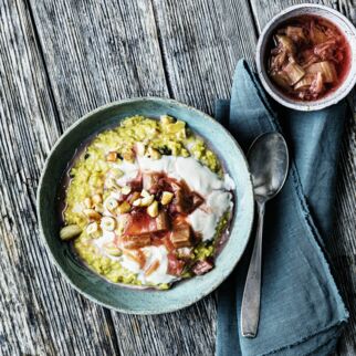 Porridge mit Rhabarber-Vanille-Kompott Porridge mit Rhabarber-Vanille-Kompott