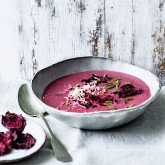 Rote-Bete-Suppe mit homemade Chips Rote-Bete-Suppe mit homemade Chips