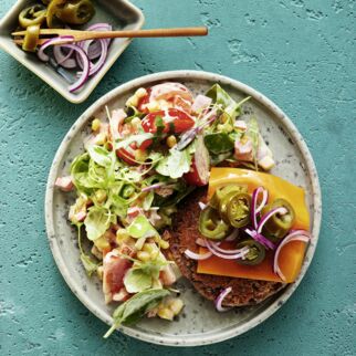 Tex-Mex-Burger mit buntem Salat Tex-Mex-Burger mit buntem Salat