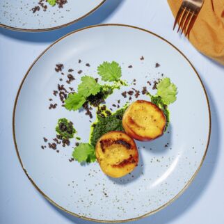 Gegrillte Pfirsiche mit Korianderöl und Pumpernickel-Crunch Gegrillte Pfirsiche mit Korianderöl und Pumpernickel-Crunch