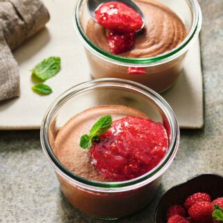 Mousse au Chocolat mit Himbeeren Mousse au Chocolat mit Himbeeren