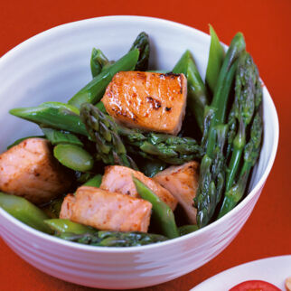 Spargelsalat mit Lachswürfeln Spargelsalat mit Lachswürfeln
