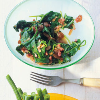 Spinat mit Rosinen und Pinienkernen Spinat mit Rosinen und Pinienkernen