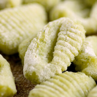 Basilikum-Gnocchi mit Pinienkernbutter Basilikum-Gnocchi mit Pinienkernbutter