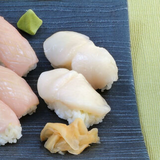 Nigiri-Sushi mit Jakobsmuscheln Nigiri-Sushi mit Jakobsmuscheln
