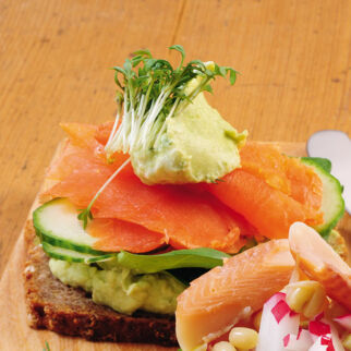 Lachsbrot mit Avocado-Dill-Creme Lachsbrot mit Avocado-Dill-Creme