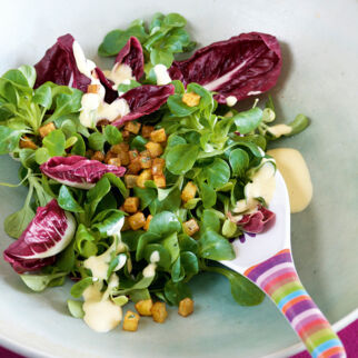 Feldsalat mit Radicchio und Kartoffel-Croûtons Feldsalat mit Radicchio und Kartoffel-Croûtons