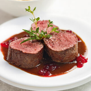 Rehrücken mit Preiselbeer-Sauce Rehrücken mit Preiselbeer-Sauce