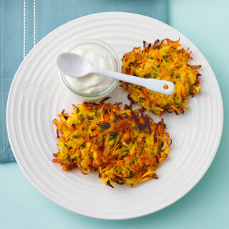 Gemüsepuffer mit Knoblauchjoghurt Gemüsepuffer mit Knoblauchjoghurt