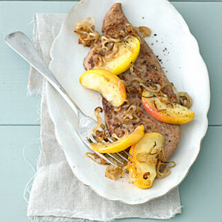 Gebratene Kalbsleber mit Äpfeln und Zwiebeln Gebratene Kalbsleber mit Äpfeln und Zwiebeln