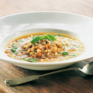 Suppe mit Weizen und Frühlingszwiebeln Suppe mit Weizen und Frühlingszwiebeln