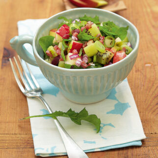 Apfel-Kiwi-Salat mit Löwenzahn Apfel-Kiwi-Salat mit Löwenzahn
