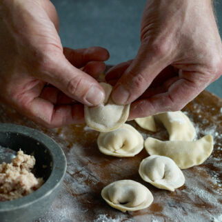 Nudeln selber machen Tortellini verschließen Nudeln selber machen Tortellini verschließen