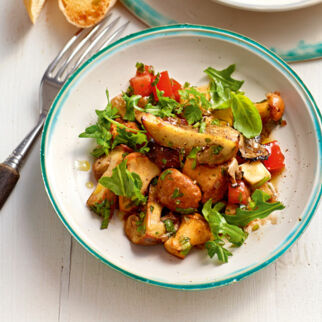 Tomaten-Mozzarella-Salat mit Pilzen Tomaten-Mozzarella-Salat mit Pilzen
