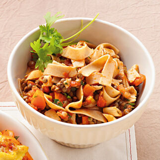 Tomaten-Linsen-Sugo mit Bandnudeln Tomaten-Linsen-Sugo mit Bandnudeln