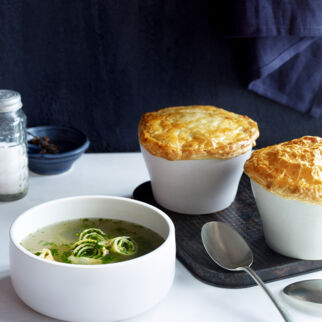 Pilzsuppe mit Blätterteighaube Pilzsuppe mit Blätterteighaube