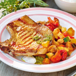 Kotelett vom Grill mit Gemüse Kotelett vom Grill mit Gemüse