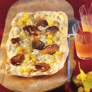 Flammkuchen mit Weintrauben Flammkuchen mit Weintrauben
