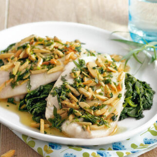 Überbackene Schollenfilets auf Blattspinat Überbackene Schollenfilets auf Blattspinat