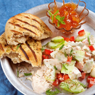 Gurken-Tomaten-Salat mit Naan Gurken-Tomaten-Salat mit Naan