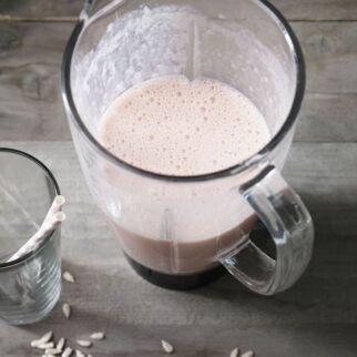 Erdbeer-Tofu-Smoothie mit Sonnenblumenkernen Erdbeer-Tofu-Smoothie mit Sonnenblumenkernen