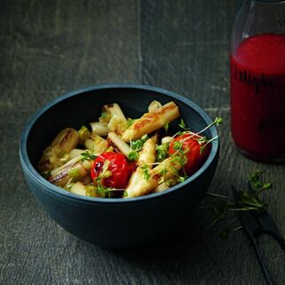 Spargel-Tomaten-Pfanne mit Himbeervinaigrette Spargel-Tomaten-Pfanne mit Himbeervinaigrette